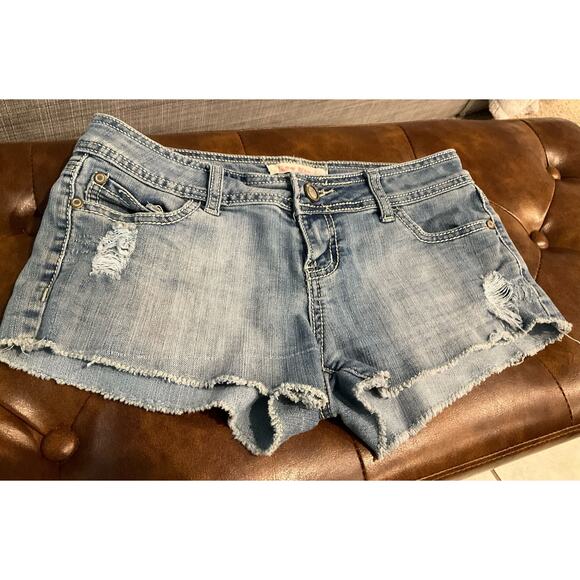 Hot kiss "Cici short" distressed light wash short shorts sz 3 - Picture 1 of 3